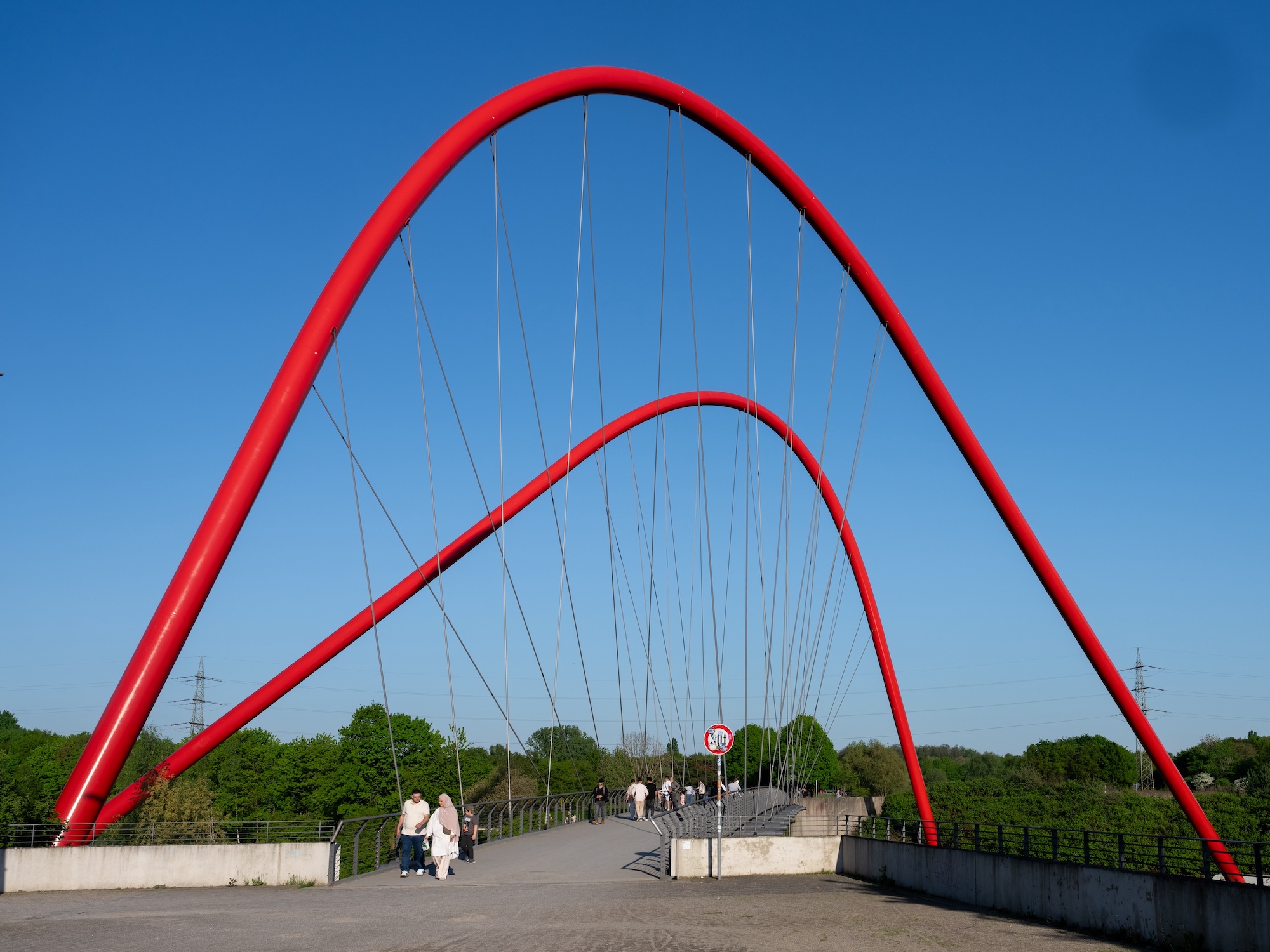 ŚCIEŻKA ROWEROWA NA MOŚCIE DOUBLE-ARCH BRIDGE W GELSENKIRCHEN