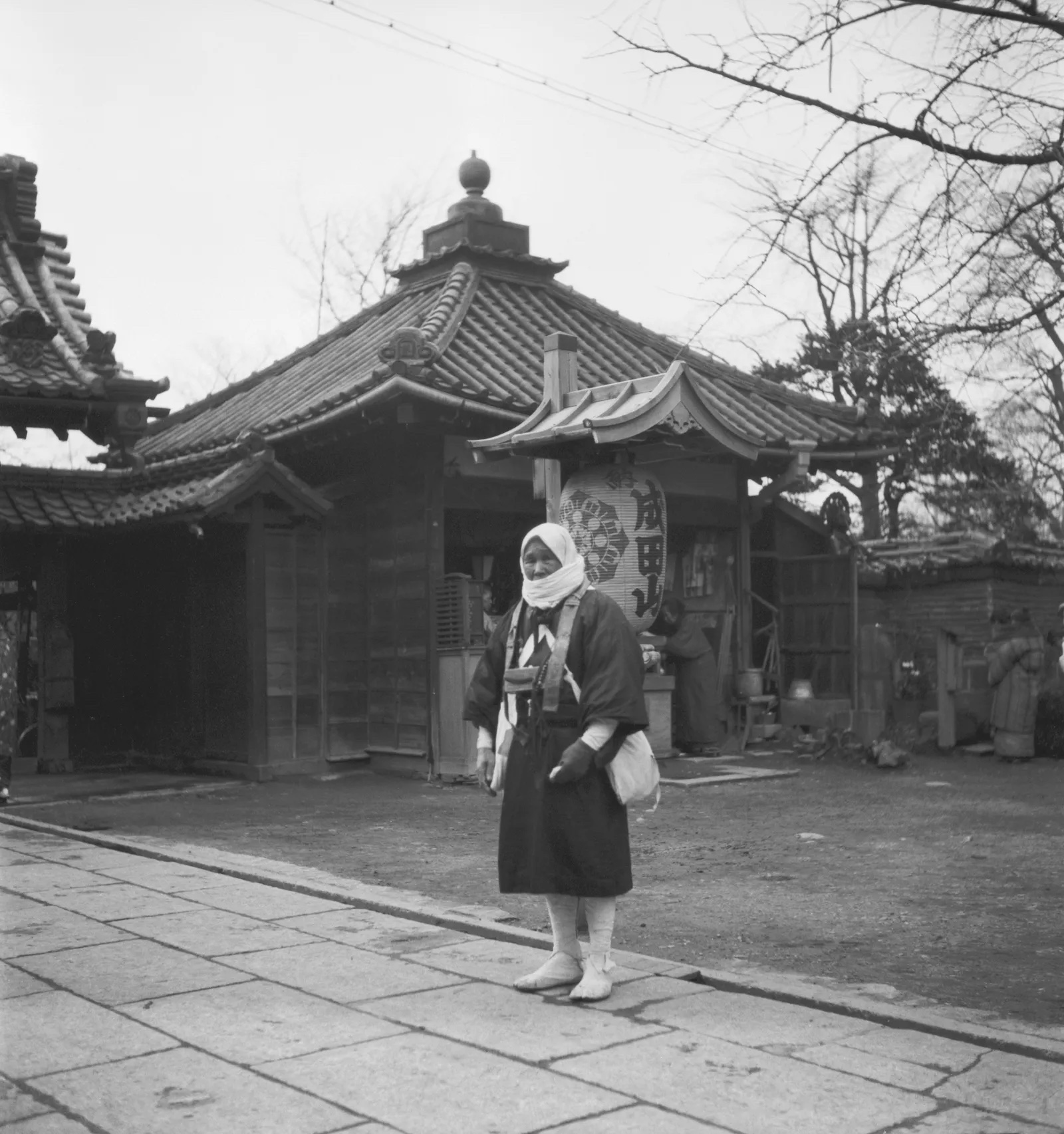 JAPOŃCZYK W TRADYCYJNYCH SKARPETKACH TABI W DZIELNICY ASAKUSA W TOKIO, OKOŁO 1925 ROKU